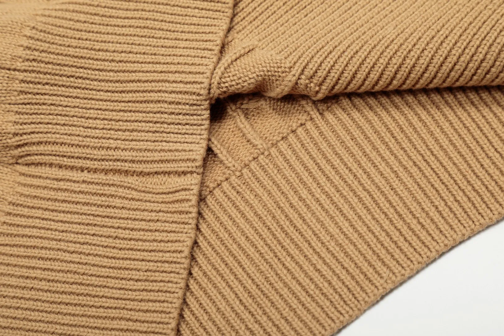 P250 Top quality" Style number: DS113# (not off the shelves all year round) [Ralph Lauren large V-neck solid color pony embroidered logo twist knitted cardigan] ✅Ralph Lauren classic basic versatile goddess style large V-neck knitted cardigan jacket ✅Main supply platform live broadcast Wholesale entities Replenish when out of stock Not off the shelves ✅ZP quality 1:1 version Scan the code to enter the GF website Counter quality ✅Detailed quality is the only one in Guangzhou Imported quality cotton yarn, focusing on high-end, cost-effective, good quality needless to say ✅The version is restored to the original order, the maximum size can be worn up to 160 pounds, loose, comfortable and stress-free ✅The upper body is simple and easy to match, ootd must-have style, good-looking clothes are never picky, a must-have in the goddess' wardrobe. Size: S-XL Color: Black White Gray Light Blue Khaki Pink Yellow Chinese Red Navy Blue White Label Navy Blue Red Label